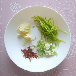 泡土豆丝的时候准备葱花蒜片，青椒切丝，干红辣椒用厨房剪刀剪成细丝。