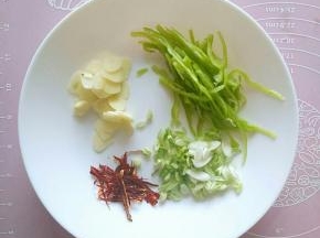 泡土豆丝的时候准备葱花蒜片，青椒切丝，干红辣椒用厨房剪刀剪成细丝。