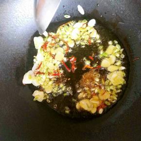 炒锅入油，加入葱蒜，干红辣椒和少量花椒粉煸炒爆锅。