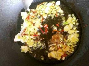 炒锅入油，加入葱蒜，干红辣椒和少量花椒粉煸炒爆锅。