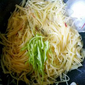 土豆丝变软之后加入青椒丝和适量的盐。