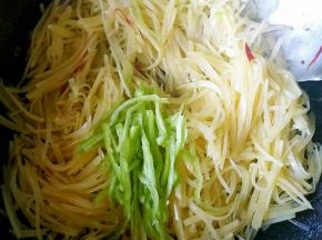 土豆丝变软之后加入青椒丝和适量的盐。