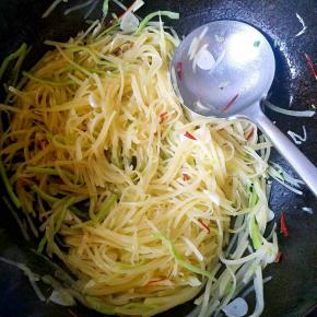 继续翻炒，马上要熟的时候倒少许的米醋，出锅之前加入少量味精。