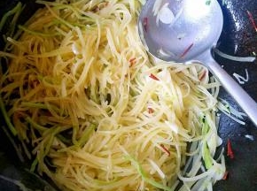 继续翻炒，马上要熟的时候倒少许的米醋，出锅之前加入少量味精。