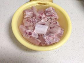 排骨洗净用清水里泡去血水。
