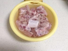 排骨洗净用清水里泡去血水。