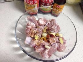 加适量生抽、老抽、姜、蒜、蚝油料酒拌匀。腌制约30分钟。