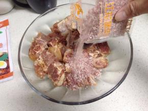 然后拌入蒸肉米粉。再加少许水拌匀待用。