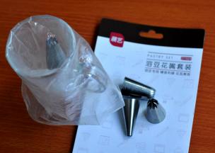 3、将展艺的溶豆裱花嘴放入裱花袋中，把嘴口折叠向上，套在玻璃杯上