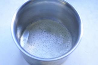 4、蛋白放入无油无水的容器里，加入细砂糖和柠檬汁，用打蛋器低速打发至鱼泡眼