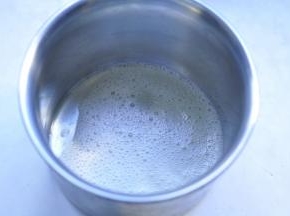 4、蛋白放入无油无水的容器里，加入细砂糖和柠檬汁，用打蛋器低速打发至鱼泡眼