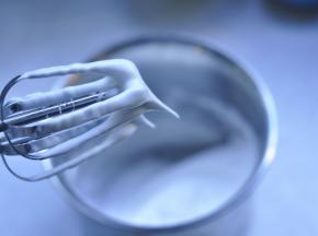 5、然后换高速，白糖分三次加入，大约需要7分钟，打发成硬性发泡。