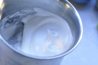 6、提起打蛋器后，盆内的蛋白能带起尖来不倒