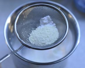 7、奶粉和玉米淀粉过筛加入蛋白霜中，用硅胶刮刀快速翻拌均匀。