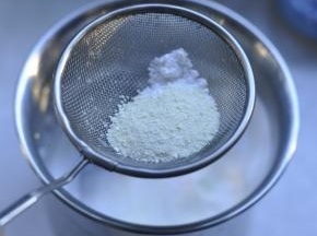 7、奶粉和玉米淀粉过筛加入蛋白霜中，用硅胶刮刀快速翻拌均匀。