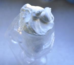 8、将拌匀的蛋白糊装入裱花袋里