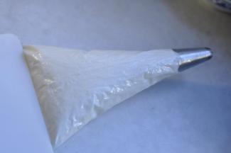 9、用刮板将蛋白糊推至裱花嘴口，打开烤箱预热