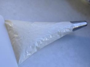 9、用刮板将蛋白糊推至裱花嘴口，打开烤箱预热