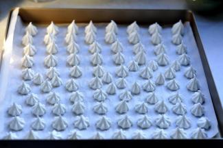 10、烤盘铺油纸，将蛋白糖糊均匀挤入烤盘内。