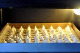 11、烤箱上下火100度预热5分钟，放入中层烤70分钟，最后用余温闷5分钟即可出炉