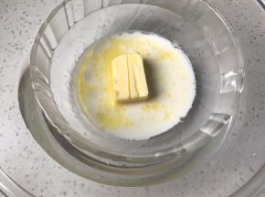 黄油和牛奶放入小碗，隔热水融化黄油