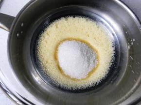 一次性放入细砂糖，不喜欢太甜的可以减10g糖。打蛋盆底部坐40度温水，搅打至鸡蛋液中的砂糖融化。（温水打发主要是为了使蛋液中的糖融化，且不能把蛋液烫熟，所以温度需要控制在40摄氏度）