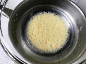 鸡蛋打入打蛋盆，搅打均匀。