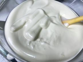 倒入保温好的糖浆高速打发蛋液至划8字十秒内不消失。如果只能保持3秒，则需要再多打几次，随时观察状态。（糖浆可以使用玉米糖浆，没有的自己用糖水1：1熬也可以，实在不放问题也不大。但是一定要放入保温好的糖浆，与蛋液温度保持一致。）