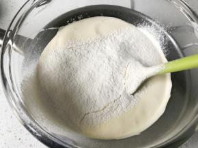 轻轻地筛入称量好的低筋粉，注意一定要筛入！不要把面粉一股脑倒入打蛋盆，会导致严重消泡。