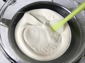 用刮刀逆时针绕打蛋盆一圈，清理盆壁的蛋糊，这是为了避免有些地方面糊气泡不均匀。再低速继续打蛋液2-3分钟，一边搅打，一边用左手逆时针转动打蛋盆30度，并且重复动作。这样整理气泡，可以使其中的大气泡再生成小气泡，蛋液会更加细腻稳定。
可以用牙签插入蛋糊中测试，能够保持1-2秒不倒，说明蛋糊打发成功。