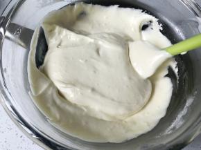 一边逆时针转动打蛋盆，一边翻拌蛋液面糊。注意翻拌手法，是从打蛋盆右上角朝左下角挖取蛋液面糊，再翻过来倒入盆的中心，然后逆时针转动打蛋盆，重复动作。