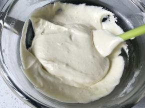 一边逆时针转动打蛋盆，一边翻拌蛋液面糊。注意翻拌手法，是从打蛋盆右上角朝左下角挖取蛋液面糊，再翻过来倒入盆的中心，然后逆时针转动打蛋盆，重复动作。