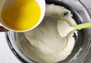 拌好后打蛋盆中倒入保温的黄油和牛奶溶液（黄油是液态）