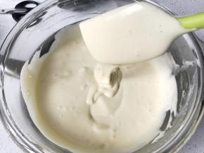 继续翻拌均匀,大约翻拌100次，蛋糊最后呈液态，光泽细致。