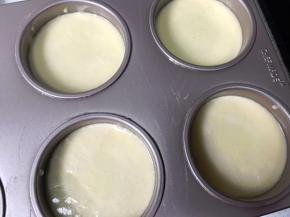 将蛋液面糊倒入模具中，8分满，震出气泡。