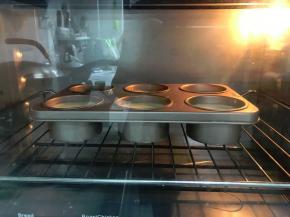 放入180度上下火预热好的烤箱中下层。转至160度上下火烘烤30分钟。如果放在烤箱偏中层位置，可以加高下火20度，上火160度，下火180度。注意这个模具底火需要高一点，上色才会均匀一些。