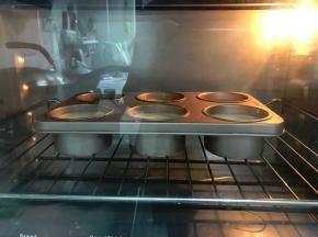 放入180度上下火预热好的烤箱中下层。转至160度上下火烘烤30分钟。如果放在烤箱偏中层位置，可以加高下火20度，上火160度，下火180度。注意这个模具底火需要高一点，上色才会均匀一些。