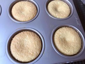 过5、6分钟后再翻面晾凉。稍微冷却后边缘有些自动离模，完全可以将蛋糕倒出模具。如果黄油刷的不均匀，就比较难脱模。可以先将边缘一圈用脱模刀轻轻划开，再慢慢取出。