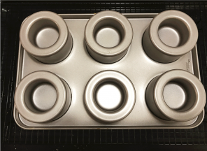 烘烤完成完成取出海绵蛋糕，离台面15cm处向下摔1-2次，震出热气，然后倒置冷却。