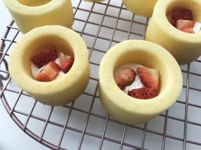 切好水果，打发淡奶油七分发，再用手动蛋抽搅打几次，奶油会相对细腻一点，也不容易打过头。底部一圈奶油，放入水果粒，再挤一圈奶油，装饰水果，点缀薄荷叶