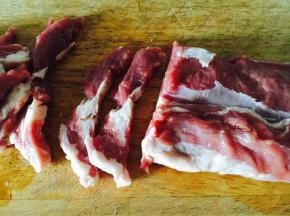 逆着羊肉的纹理切成肉片