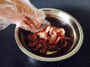 羊肉放少许白胡椒粉、料酒、盐入底味。