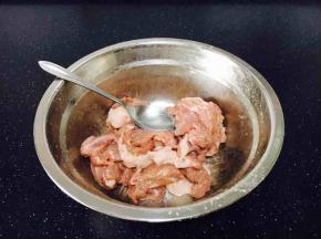 放1小勺油抓匀