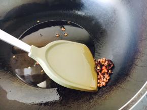 捞出花椒和干辣椒扔掉