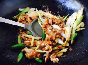 翻炒均匀，放3g盐调味。