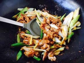 翻炒均匀，放3g盐调味。