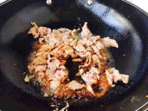 放入1勺生抽，1小勺料酒，翻炒均匀。