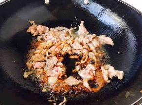 放入1勺生抽，1小勺料酒，翻炒均匀。