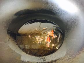 起锅锅热，放2勺油，放入花椒和干辣椒爆香。