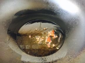 起锅锅热，放2勺油，放入花椒和干辣椒爆香。